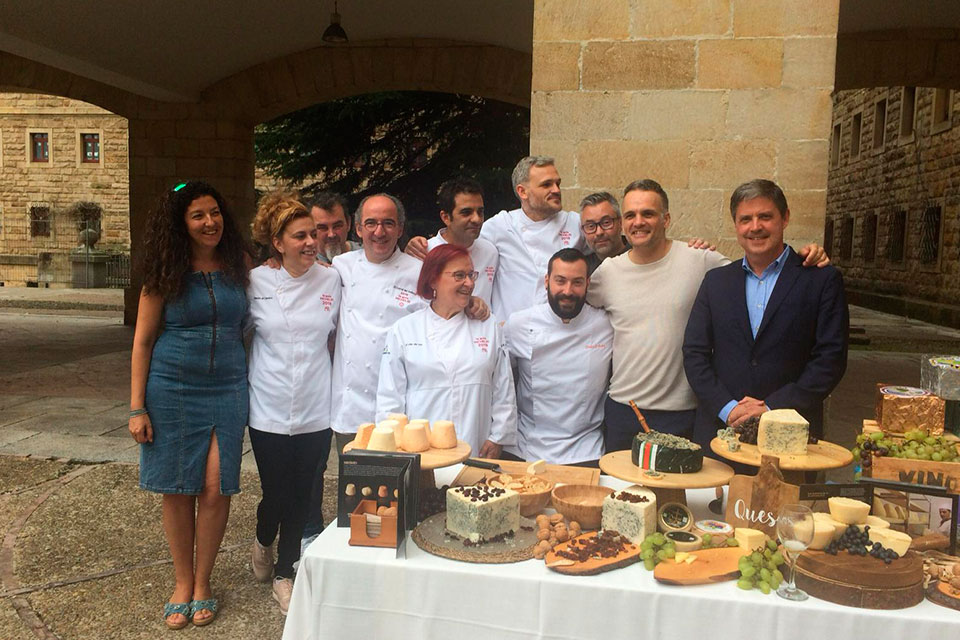 La Guía Michelín hace entrega de las chaquetillas Bib Gourmand Asturias, cocinando Ternera Asturiana