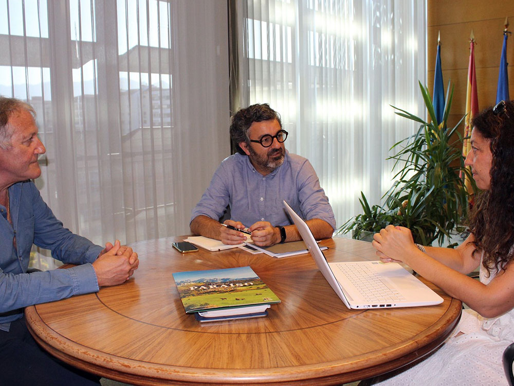 Ternera Asturiana presenta las líneas estratégicas de la entidad al Consejero de Desarrollo Rural, Alejandro Calvo.
