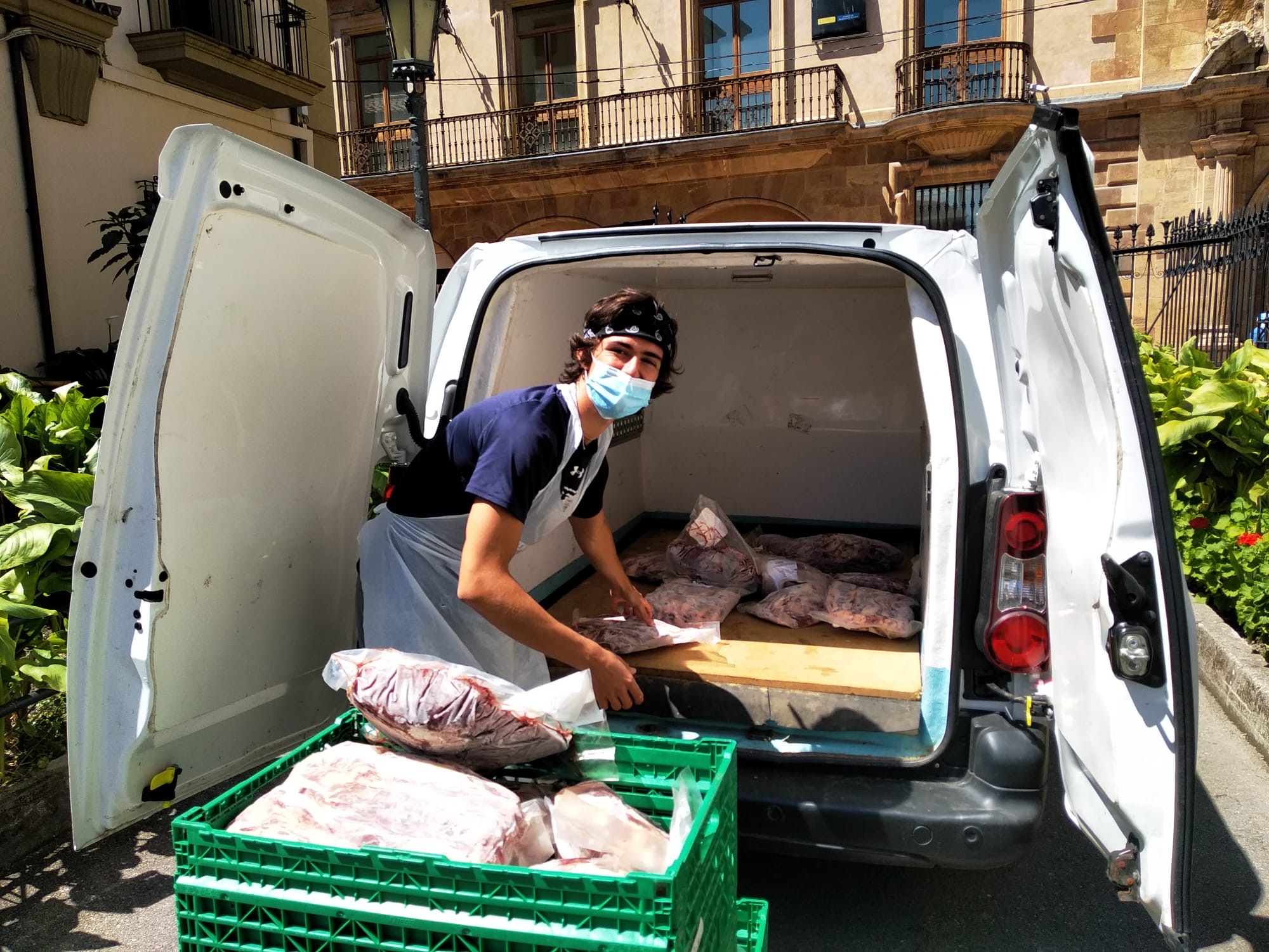 Ternera Asturiana dona una tonelada de carne a la Cocina Económica de Oviedo.