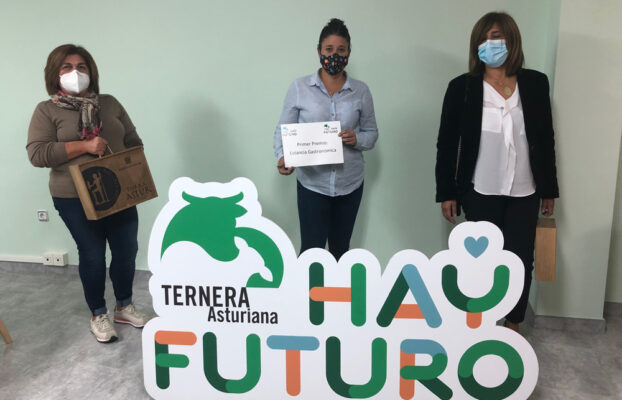 Ganadoras del I Concurso de Vídeos Ternera Asturiana subiendo al puerto.