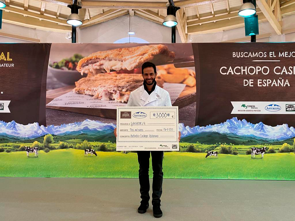 Raúl Bernardo Suárez, ganador de la segunda edición del Campeonato Amateur del Auténtico Cachopo Asturiano.