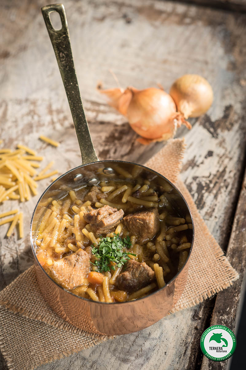 Pasta al ragú con Ternera Asturiana.