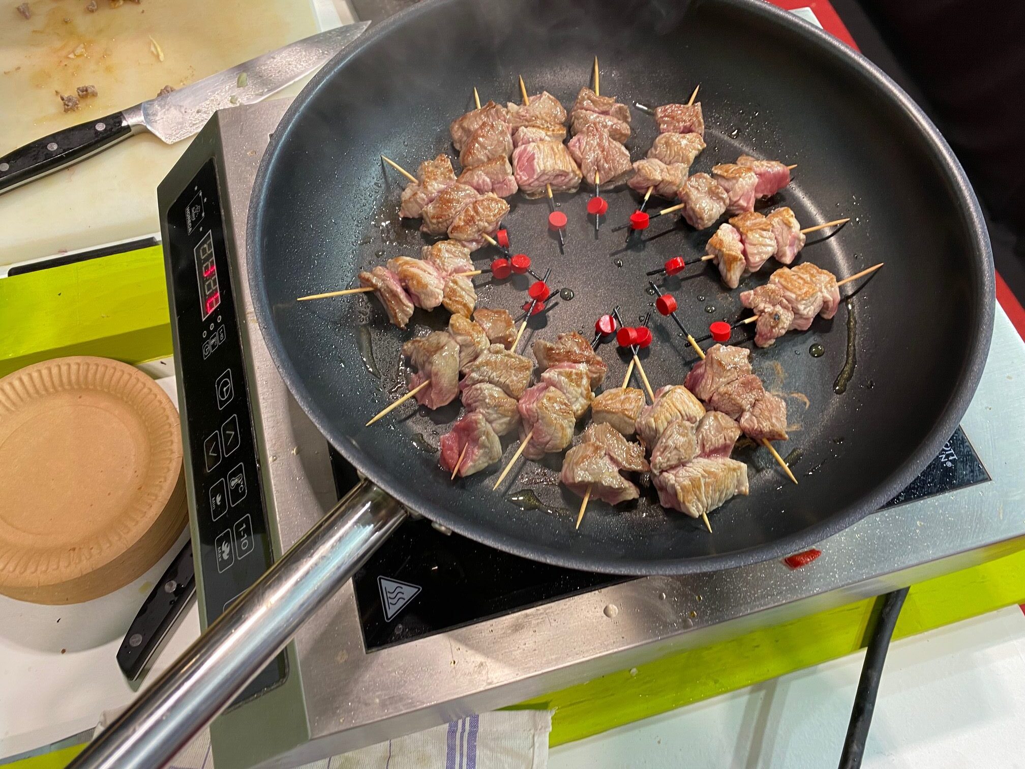 Pincho de Ternera Asturiana albardada con Asturcelta.