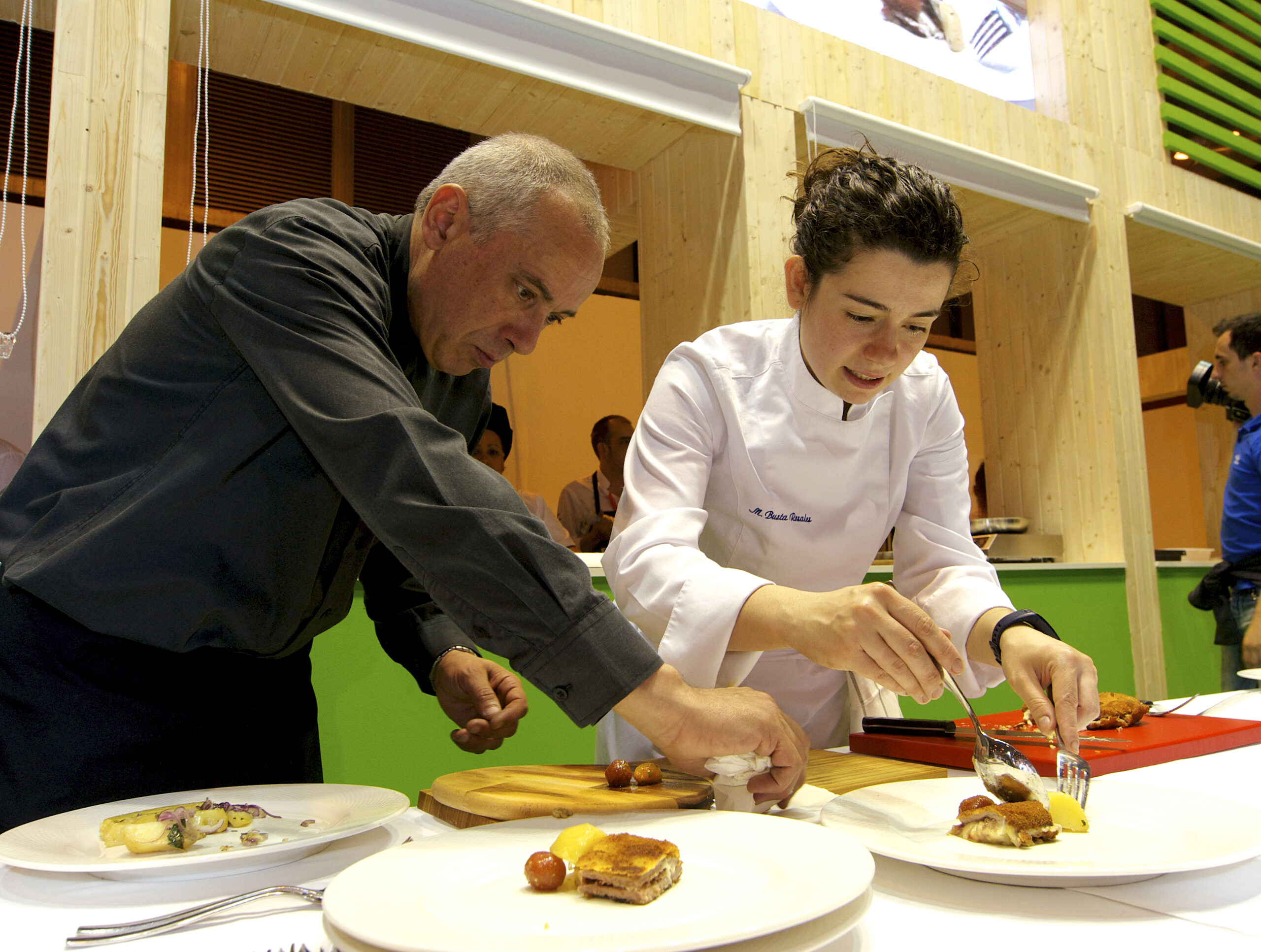 María Busta elaborando un plato con Ternera Asturiana