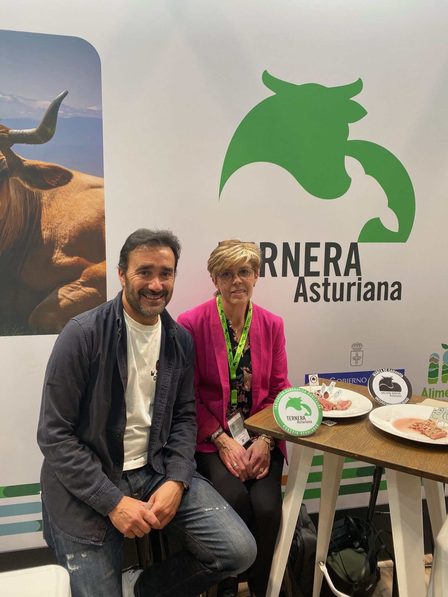 Juanma Castaño visita el stand de Ternera Asturiana 2023